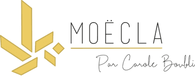 Moëcla, bijoux divins

Les bijoux Moëcla sont imaginés et dessinés avec passion dans l’atelier de la créatrice, Carole Boubli, où ils sont travaillés à la main, comme en haute joaillerie, dans le respect du savoir-faire séculaire de la micro-mosaïque. 
Moëcla est une marque éthique. Chaque bijou est une pièce unique, réalisée en France avec un placage de qualité et des matériaux exclusivement français et italiens. 

Carole Boubli crée ses bijoux sous l’égide des dieux et déesses romain•e•s, symboles de l’empire romain, berceau de l’Art de la Mosaïque.
En les choisissant comme modèles, la créatrice cherche à insuffler leur force dans ses créations, pour que, délicatement accrochés à un cou, un poignet ou à une oreille, les bijoux Moëcla deviennent les amulettes des divinités que nous sommes tous•tes.

Pour la créatrice, se parer de bijoux est un geste symbolique pour mettre de la joie dans sa vie,  un geste d’amour de soi. 
Avec Moëcla, Carole propose à tous•tes, quelque soit leur style, leur genre ou leur âge, de se célébrer et de s’aimer, chaque jour, avec des bijoux lumineux, divins, faits avec amour. ❤️